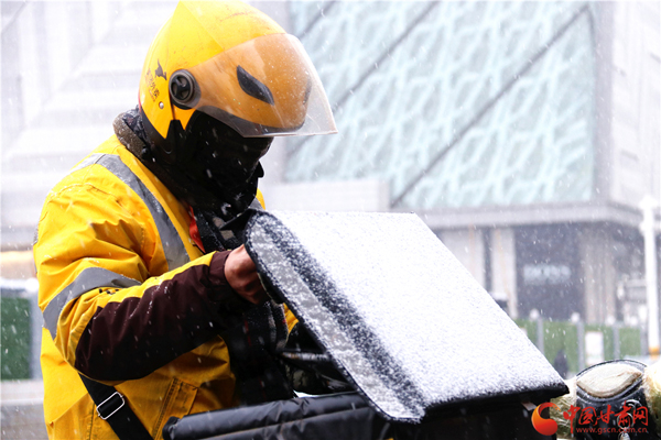 2020年第一場(chǎng)雪巧遇“小寒” 蘭州人請(qǐng)收下?。ńM圖）