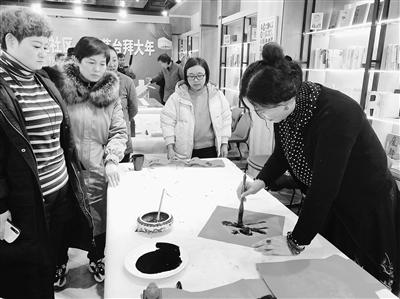 蘭州甘家巷社區(qū)“鼠年納?！彼痛郝?lián)（圖）