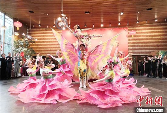 圖為雜技演員通過精湛的技藝贏得了滿堂喝彩?！「拭C省文化和旅游廳網(wǎng)站 攝