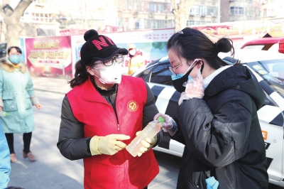 用點(diǎn)滴善舉筑就強(qiáng)大正能量 蘭州市各級(jí)道德模范、蘭州好人齊心援助抗擊疫情一線