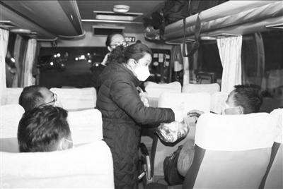 23名蘭州軌道交通工程務(wù)工人員搭乘包車返蘭