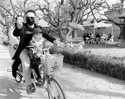 清明小長(zhǎng)假期間 百年梨園迎客來