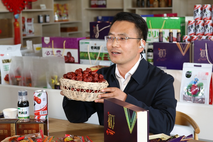 “縣長(zhǎng)直播天團(tuán)”唱響“甘貨春之聲”，售出近30種甘貨1萬余件 開進(jìn)直播間的網(wǎng)絡(luò)扶貧博覽會(huì)，受百萬網(wǎng)友點(diǎn)贊 