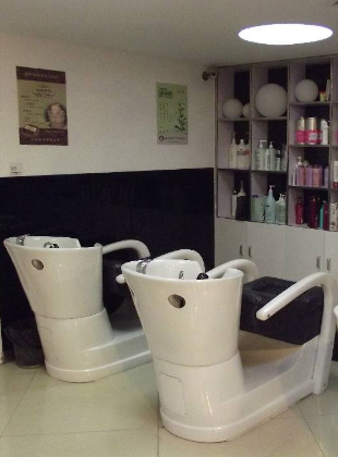 蘭州市區(qū)兩級衛(wèi)生監(jiān)督機(jī)構(gòu)聯(lián)合整治美容美發(fā)場所