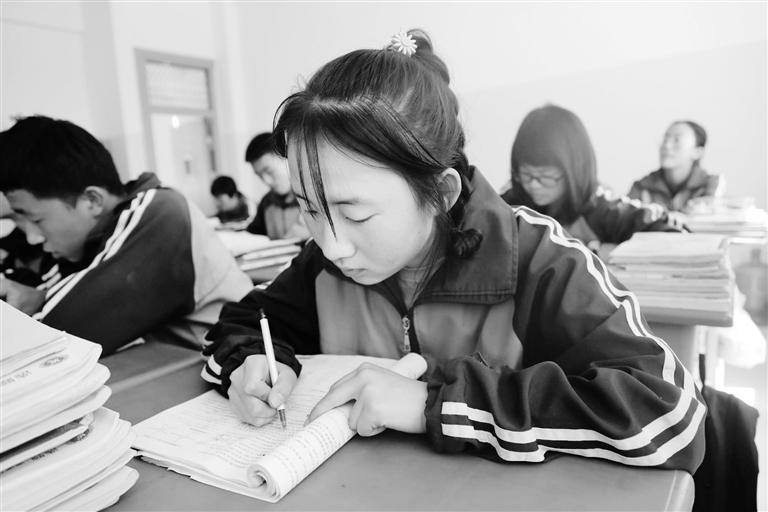 慶陽環(huán)縣這名小姑娘，柔弱肩膀撐起一個大家庭