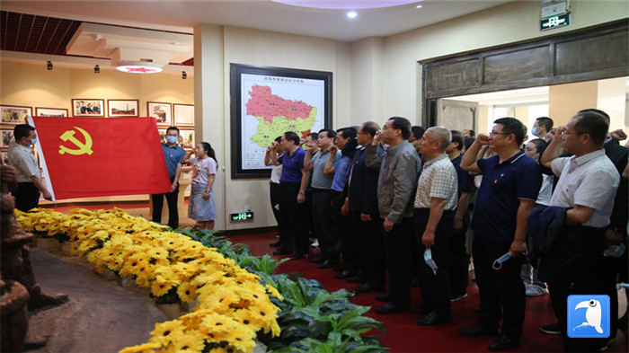 6月30日上午，慶陽市紀委監(jiān)委機關黨委組織全體黨員干部赴市博物館開展“迎七一·紀念建黨99周年”主題黨日活動。拍攝：葛歡_副本.jpg