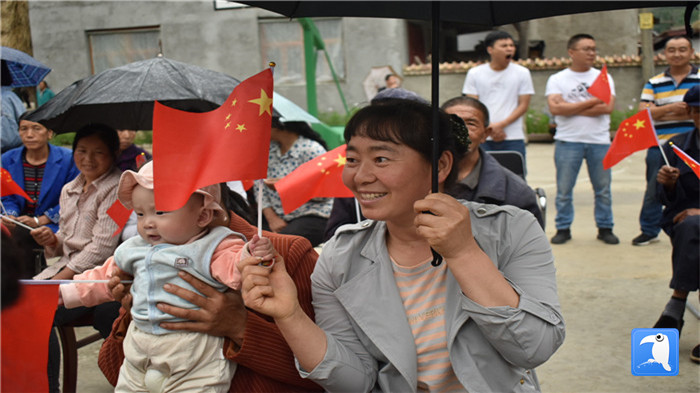 隴南市紀委監(jiān)委黨員干部與宕昌縣官亭鎮(zhèn)杜家村群眾一起慶祝黨的生日。_副本.jpg