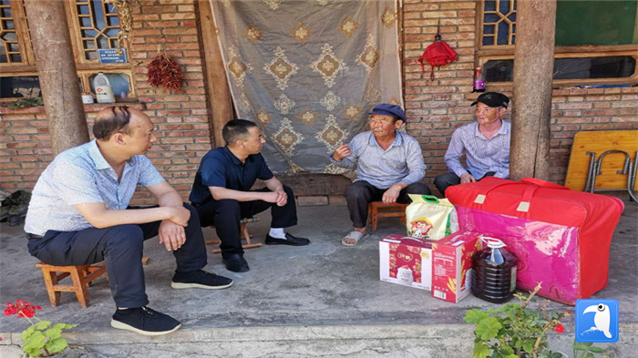 在建黨99周年來臨之際，隴南市禮縣紀委監(jiān)委在中壩鎮(zhèn)、三峪鄉(xiāng)開展“七一”慰問老黨員、困難黨員活動，為他們送去組織的關懷和節(jié)日的問候。_副本.jpg