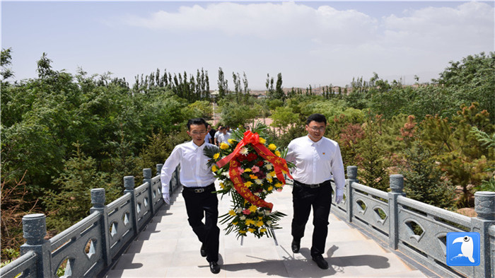 七一”前夕，白銀市紀委監(jiān)委機關黨委組織黨員來到紅軍西路軍景泰烈士陵園開展主題黨日活動。 朱鵬拍攝_副本.jpg