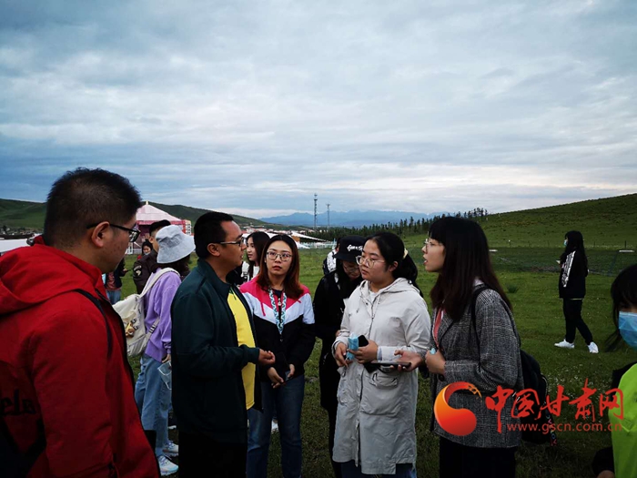 “草原教學”別開生面  《甘南日報》記者馬保真對蘭大新聞學子進行實務(wù)指導