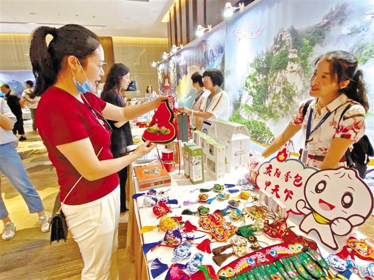 “環(huán)西部火車(chē)游”專列駛?cè)朊利惿匠侵貞c