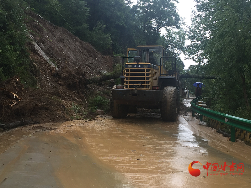 康縣長壩鎮(zhèn)：鏟車、120合力“逆行”救援群眾  