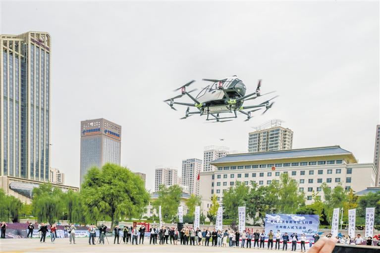 超酷、超刺激！智能駕駛飛行器在蘭載人試飛