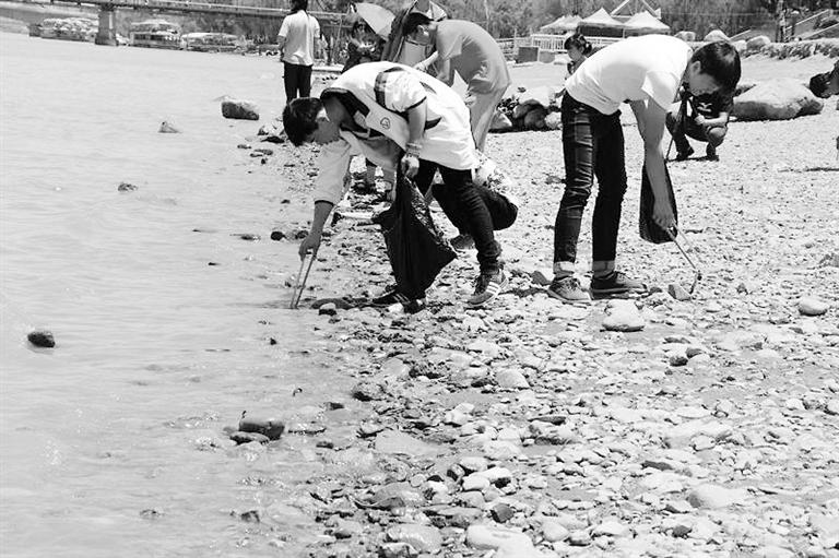 保護(hù)母親河，我們一直在路上……