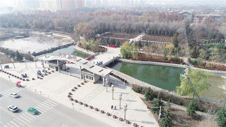 　初冬時(shí)節(jié)，臨夏市東郊公園里,楓樹、松柏、云杉等樹木色彩斑斕