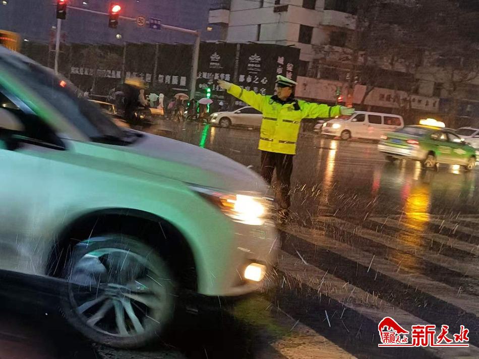 風(fēng)雪襲來(lái)，天水最美“警色”在路上！