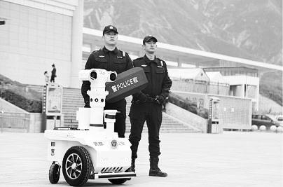 新奇！5G巡邏機器人亮相隴南武都街頭