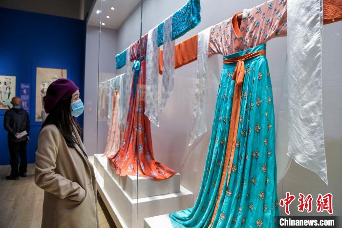 觀眾在參觀唐代服飾?！●樤骑w 攝