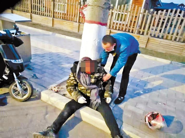 蘭州：騎摩托車男子清晨撞傷 熱心“的哥”全力救助！