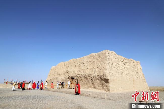 數(shù)十位身著古裝的女性通過體驗賞漢舞、習(xí)漢禮、吟誦詩詞等中華傳統(tǒng)文化，再現(xiàn)古絲綢之路的繁華盛景?！⊥踺?攝