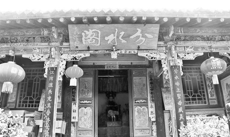 秦嶺鎮(zhèn)分水閣，一屋檐水分江河 這里可看水系奇觀，可賞連翹花海