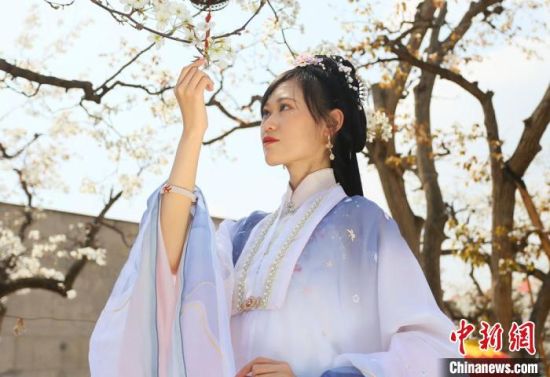 圖為蘭州青年身穿漢服在百年梨園賞景。　高展 攝