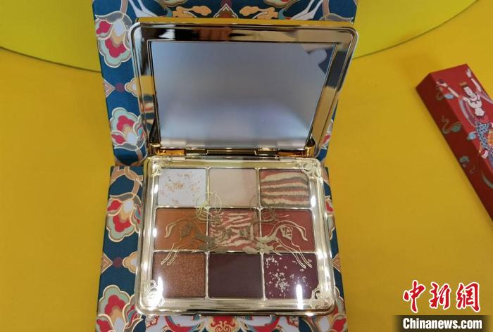 圖為取材壁畫色彩的敦煌美妝?！《∷?攝