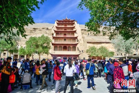 中國農(nóng)歷四月初八，敦煌民眾傳承歷史習(xí)俗，前往莫高窟燒香禮佛、祈福。(資料圖) 王斌銀 攝