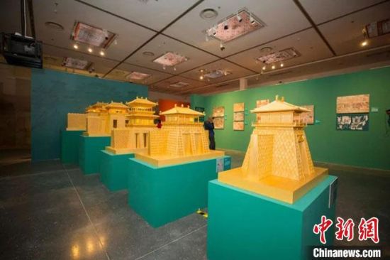 圖為呈現(xiàn)敦煌壁畫中的建筑和園林之美的復(fù)原模型。(資料圖) 敦煌研究院供圖