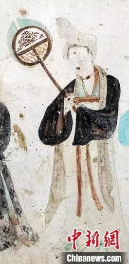 “一把小扇在手，笑對仲夏酷暑?！眻D為莫高窟第468窟《執(zhí)團扇女供養(yǎng)人》(中唐)?！《鼗脱芯吭汗﹫D