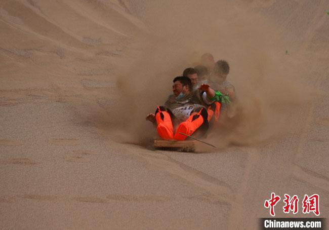 6月13日，敦煌鳴沙山月牙泉景區(qū)舉辦滑沙比賽?！●T豆 攝
