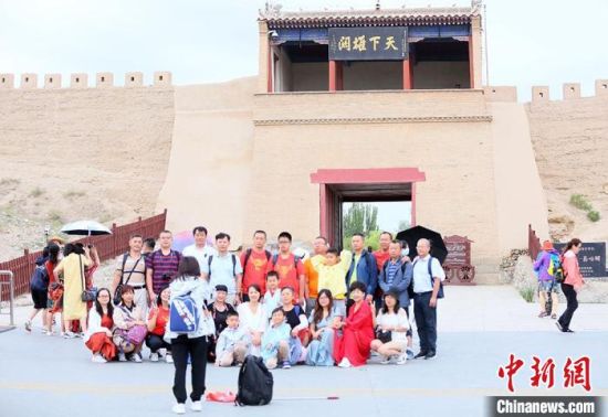 歷經(jīng)數(shù)十載保護修繕的古老關(guān)城得以延年益壽，成為了海內(nèi)外游客“絲路游”的必經(jīng)打卡地。　高展 攝