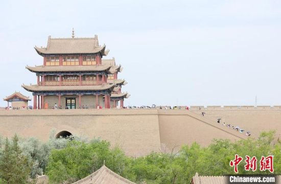 歷經(jīng)數(shù)十載保護(hù)修繕的古老關(guān)城得以延年益壽，成為了海內(nèi)外游客“絲路游”的必經(jīng)打卡地?！「哒?攝