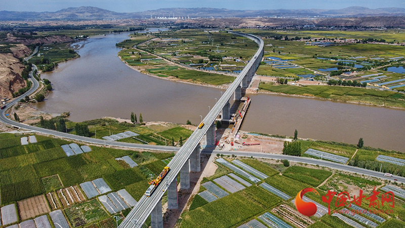 【隴拍客】直擊現(xiàn)場！看中蘭鐵路首條接觸網(wǎng)導線如何架設