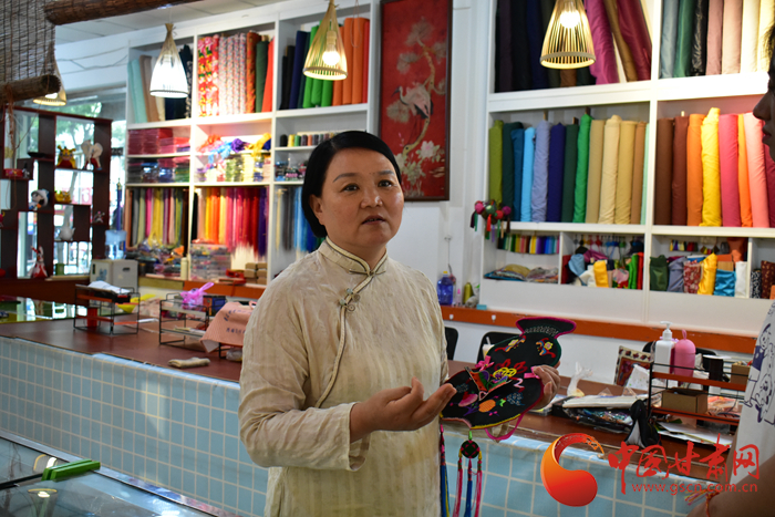 【蘭大新聞學(xué)子重走西北角】香包傳承人劉蘭芳：飛針走線，傳承匠心 