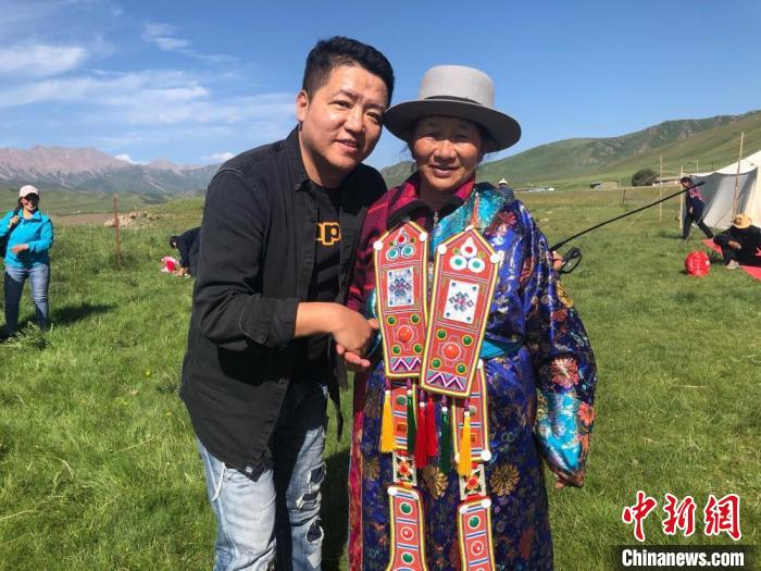 圖為拍攝紀錄片《西茂的婚禮》期間，張輝剛(左)與裕固族老人合影留念。(資料圖) 張輝剛供圖