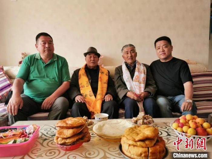圖為張輝剛(右一)拜訪甘肅肅南縣裕固族德高望重的老人。(資料圖) 張輝剛供圖