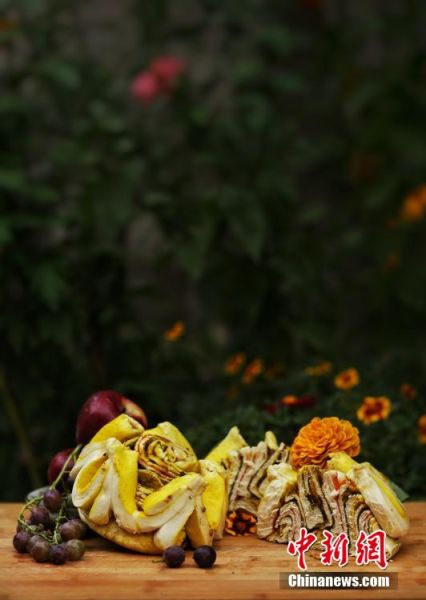 圖為做好的月餅，狀似玫瑰，切開后層層疊疊，色彩斑斕。張文 攝