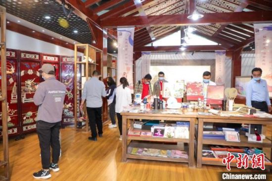 圖為甘肅“一會一節(jié)”期間，位于敦煌的天水市展館中，民眾觀賞文創(chuàng)產品?！「拭C省文化和旅游廳供圖