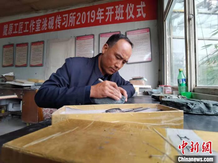 甘肅卓尼洮硯融合文化提升內(nèi)涵：不只一硯一銘，還要一盒一拓