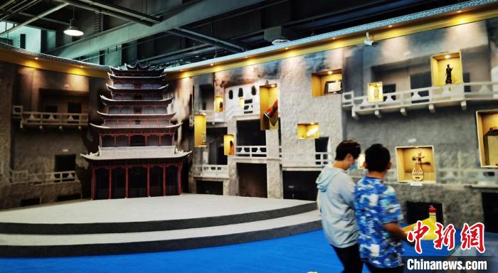 該展覽還借助科技手段，復原“藏經(jīng)洞”場景，將莫高窟“搬進”展廳?！《∷?攝