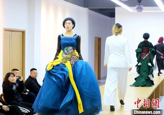 東鄉(xiāng)繡娘在T臺(tái)走秀?！「哒?攝