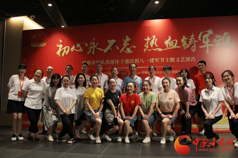 【蘭大新聞學(xué)子重走西北角】不變的軍旅情，不滅的舞臺夢——記原成都軍區(qū)政治部戰(zhàn)旗文工團(tuán)國家一級演員楊思遠(yuǎn)