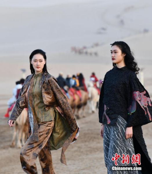 圖為敦煌服裝秀展示。 殷春永 攝