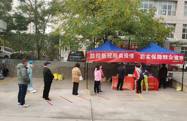 城關(guān)區(qū)紀(jì)委監(jiān)委各監(jiān)督檢查組督促各街道核酸檢測(cè)點(diǎn)落實(shí)“一米線”制度。.jpg