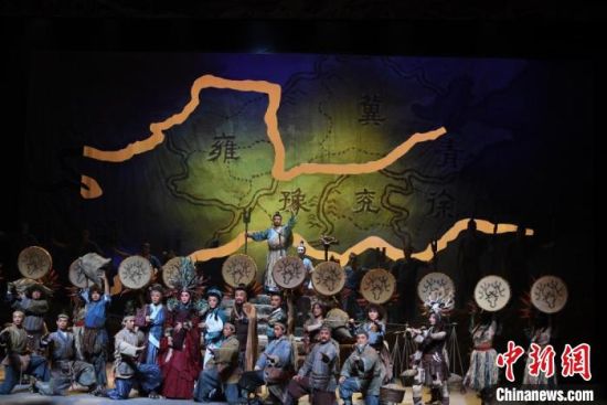 作為隴劇“梅花”，雷通霞在《大禹治水》中甘當(dāng)“綠葉”，該劇推出后，反響十分熱烈。(資料圖) 楊艷敏 攝