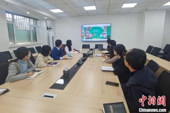 圖為甘肅教育出版社《寫(xiě)給青少年的敦煌故事》叢書(shū)項(xiàng)目組，探討圖書(shū)封面設(shè)計(jì)?！￠Z姣 攝