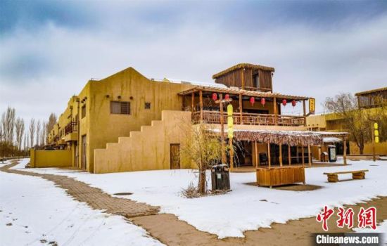 雪落敦煌月牙泉小鎮(zhèn)?！⊥醣筱y 攝