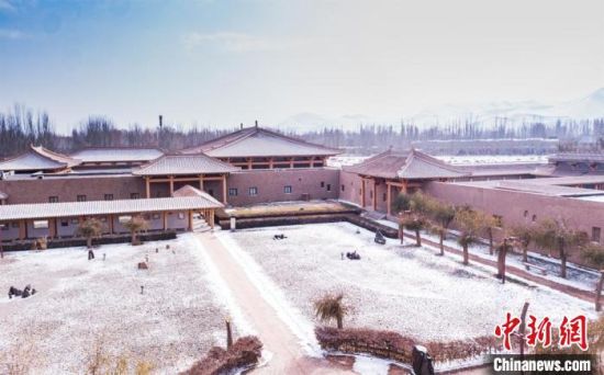 圖為雪落大漠古堡——敦煌山莊?！⊥醣筱y 攝