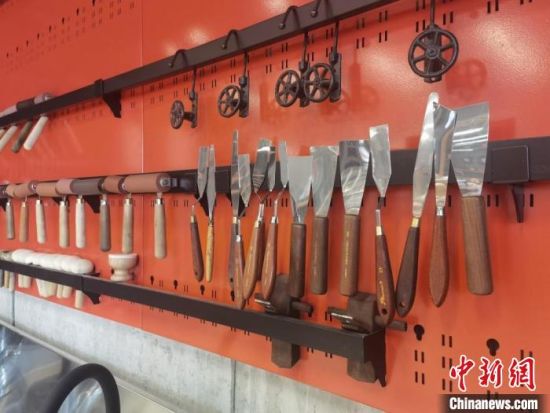 圖為徐晉林制作雕版敦煌壁畫所用工具?！￠Z姣 攝